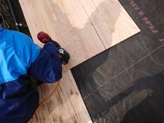 構造用合板（野地板）の重ね張り工事の作業工程