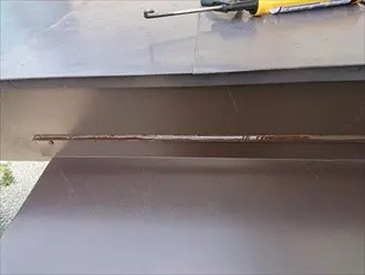 ガルバリウム鋼板製屋根材を設置して掴み固定した状態