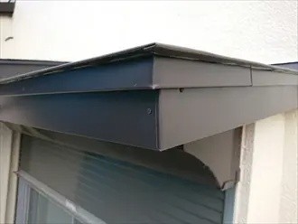 平板の板金を軒天部分との取り合いに設置する工程