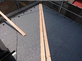 棟板金の取付作業