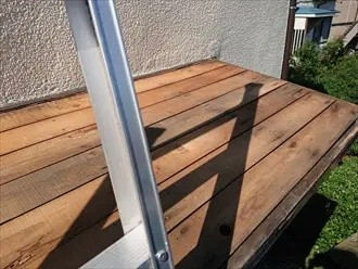外壁を斫らない限り完全な撤去ができない構造の鋼板屋根