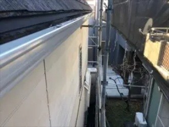 雨樋の交換工事の作業風景
