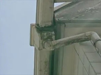 台風被害を受けて歪んだ雨樋