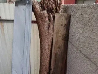 台風被害を受けた急勾配屋根の棟板金の状態