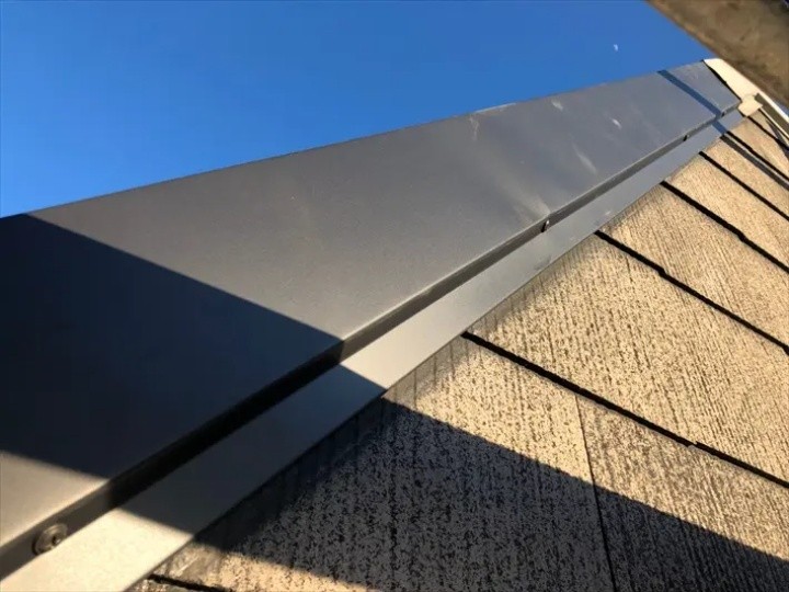 新しい棟板金を設置
