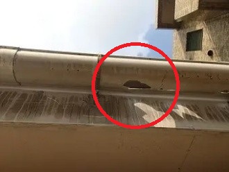 大きな穴が空いている雨樋