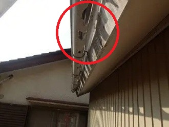 穴の開いた状態の雨樋