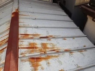 屋根上部（棟付近）に錆が広がった状態