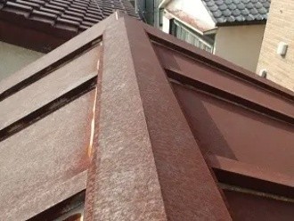 「葺き板部分、瓦棒の凹凸部分、棟部分」に錆が広がった屋根部