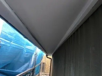 廻り縁で外壁との取り合い部分を押さえ塗装した後