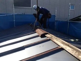 棟板金と貫板の撤去作業