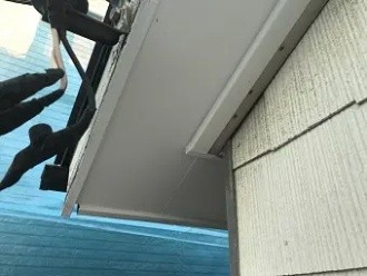 廻り縁で外壁との取り合い部分を押さえ塗装