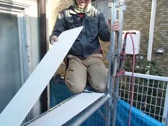 ケイカル板を既存の軒天の上から重ね張りして補修