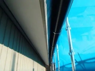 雹害で穴の空いた雨樋の交換工事