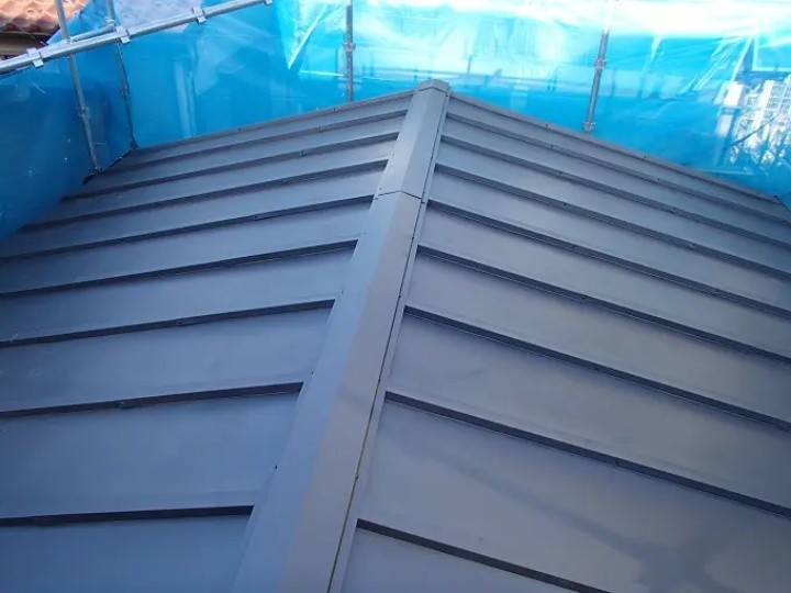 トタン屋根を廃材撤去しない屋根カバー工法後の外観