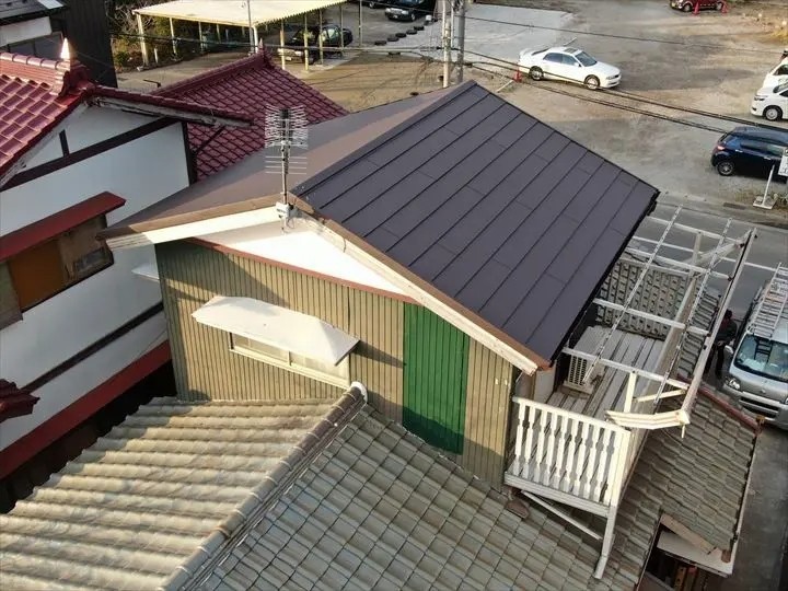 アイジー工業「スーパーガルテクト」を葺き棟板金設置後の外観
