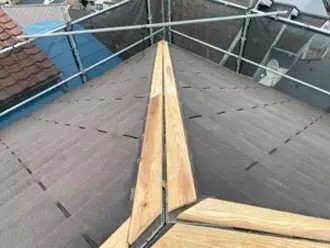 既存の棟板金を撤去