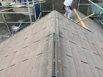 釘抜きで板金と下地の貫板を取り外し