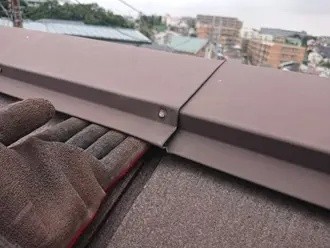 板金と屋根の間に隙間が生じ固定している釘が経年劣化で浮いた状態