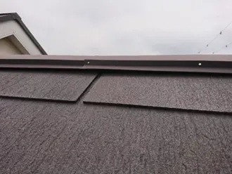 板金と屋根の間に隙間が生じ固定している釘が浮いた状態