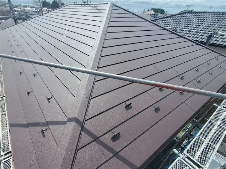棟板金を設置して屋根カバー工事