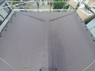 棟板金を取り付けた後の屋根