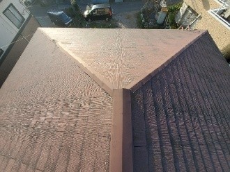 棟板金およびスレート材が飛散した屋根部