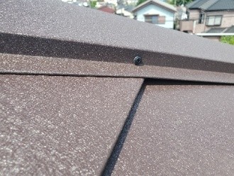 棟板金の取り付け作業