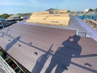 新しい屋根材のスーパーガルテクトを設置する作業風景