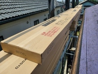 屋根材のスーパーガルテクトを設置