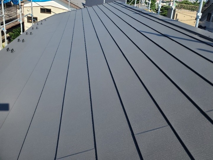 スーパーガルテクトを用いた屋根カバー工事完工後の外観