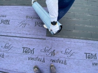 既存の棟板金を解体・撤去した後に新しい防水紙を敷設