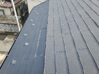 台風被害で片流れ屋根のスレートが飛散した状況