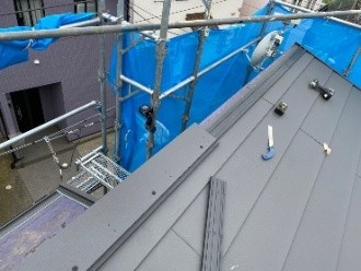 棟板金の設置作業