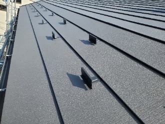 雪止めを設置作業