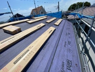 新しい防水紙の敷設作業