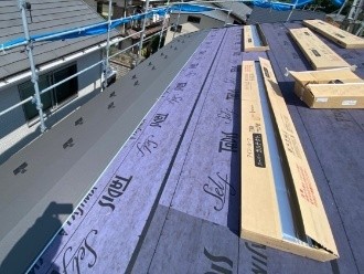 新規屋根材にスーパーガルテクトを使用