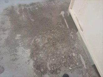 セメントを撒いた周囲に雨水が溜まっていた状態