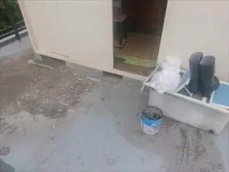 物置の前に雨水対策としてセメントが撒かれている状態