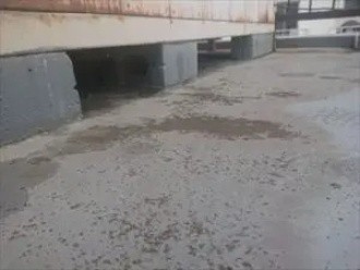 雨水対策としてセメントが撒かれている様子