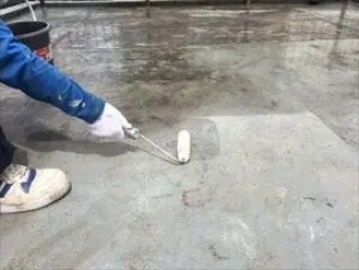 洗浄と汚れの拭き取り後に下地の調整する作業風景