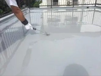 ウレタン防水とトップコートで仕上げる作業風景
