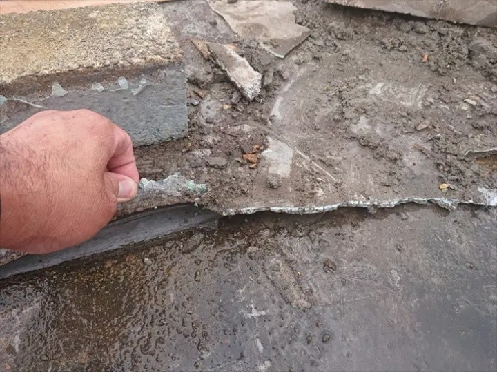 上から重ねた防水層が物置の下で途切れている状態