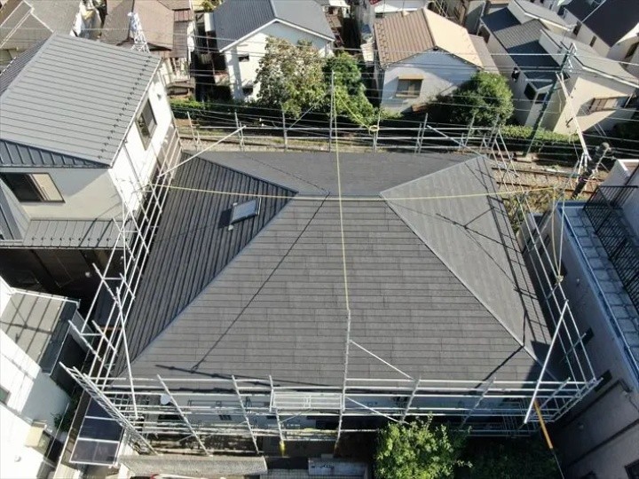 洋風厚型スレート屋根をディプロマットスターへ葺き替え工事した後の外観