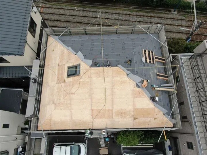 野地板の敷設や防水紙の施工