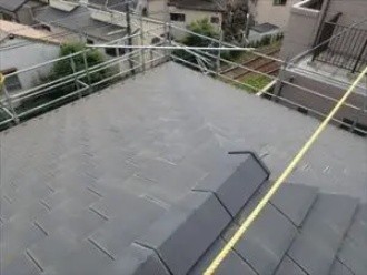 軽微なヒビが見られる屋根の状態