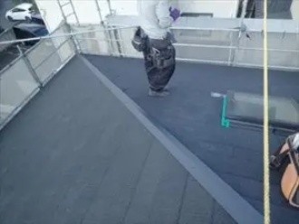 棟を納めて葺き替え工事が完了した風景