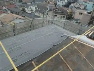 防水紙の敷設