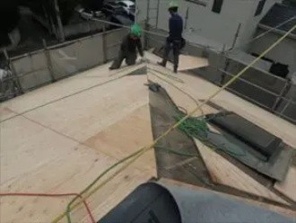 野地板の重ね張りの作業風景