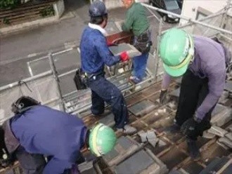 屋根材を地上へ降ろし積み込み作業工程